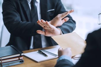 Lawyer refuses to accept bribe from business person